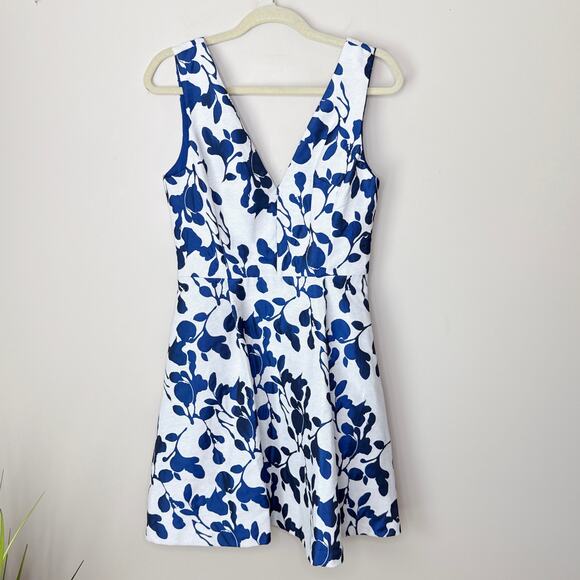 Betsey Johnson Floral Jacquard Dress Size 8 White Blue Metallic‎ Flower Print - Picture 2 of 9
